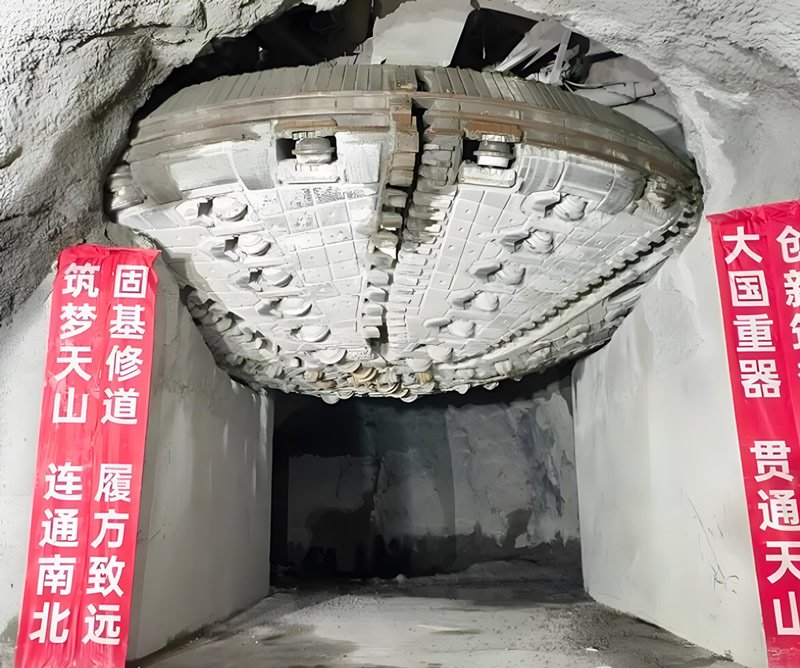 Penggalian Lubang Ventilasi Ultra Dalam Sepanjang 707 m