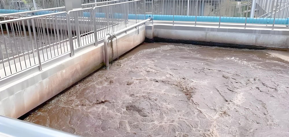 Sistema de recirculação de lodo ativado que retorna o lodo biológico para manter a eficiência do tratamento em estações de tratamento de águas residuais.