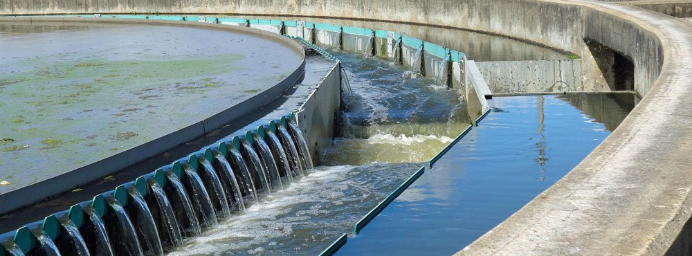 Bomba de transferência de efluentes que transporta água residual tratada para descarte, reúso ou irrigação.
