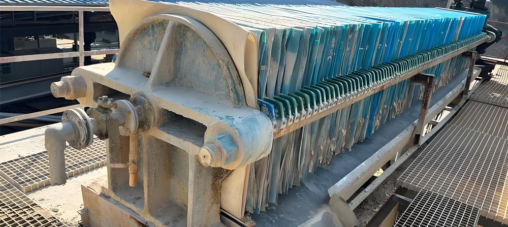 Bomba de alimentação de filtro prensa que transporta lodo concentrado para o equipamento de desidratação em estações de tratamento de águas residuais.