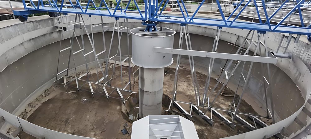 Bomba de transferência de lodo ativado residual para o manuseio de excesso de lodo biológico com elevada concentração de sólidos.