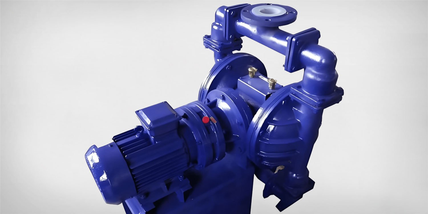 Pompe à piston et membrane conçue pour les applications d'alimentation de filtres-presses haute pression.